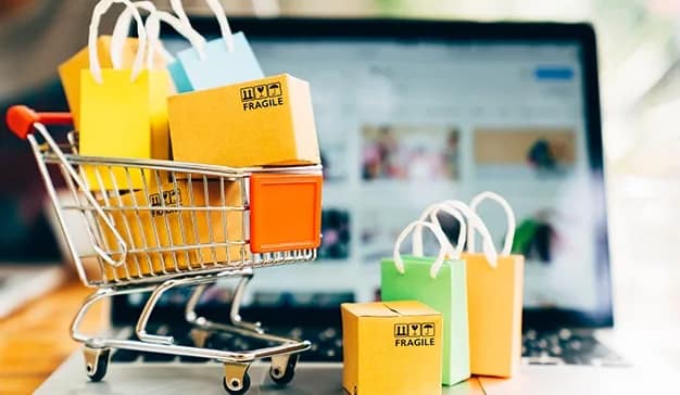 Product package boxes and shopping bag in cart with laptop compu emisiones de bienes y servicios adquiridos